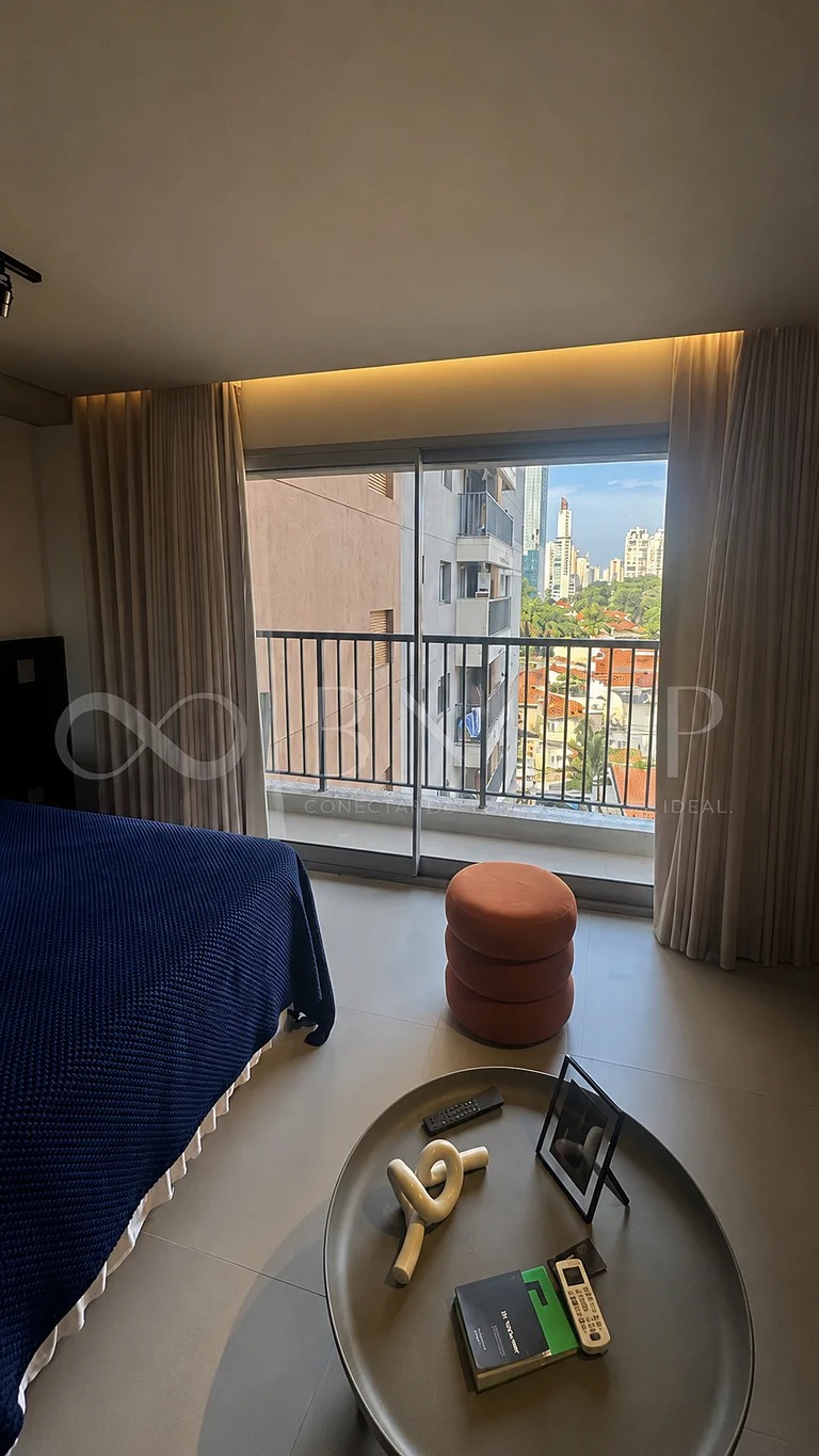 Studio Brooklin — Quarto com puff e vista