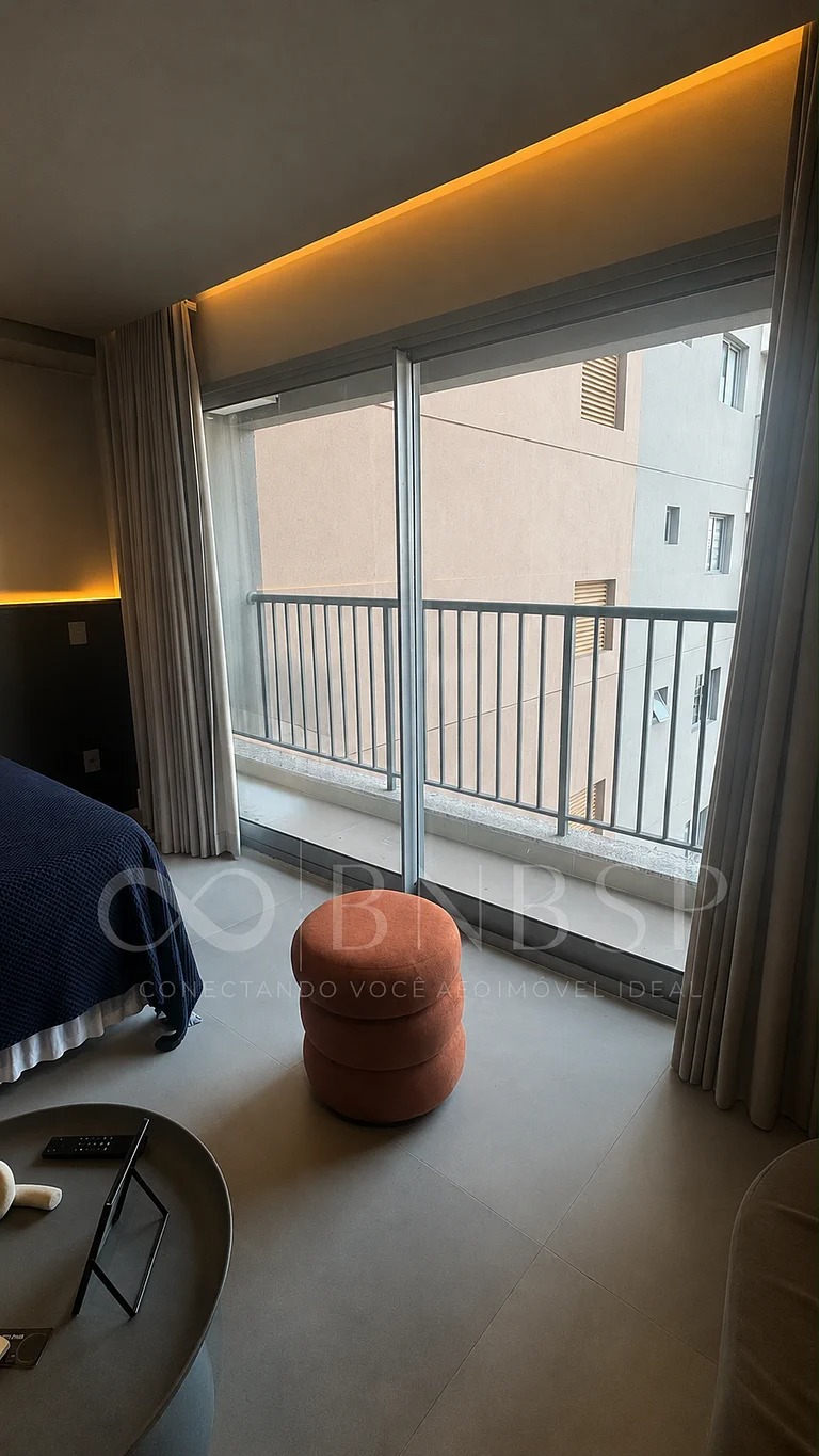 Studio Brooklin — Sacada com cortinas e puff