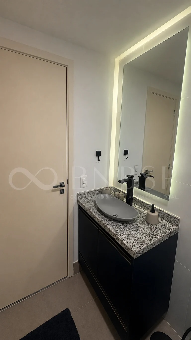 Studio Brooklin — Banheiro com espelho LED